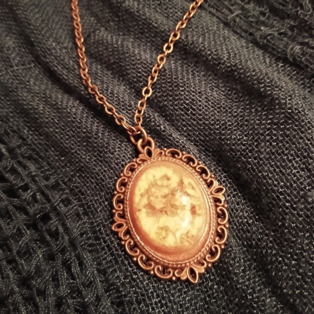 Floral pendant necklace